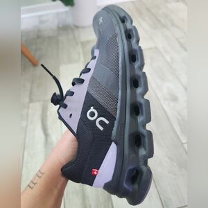 On Cloudrunner Womens shoe. Size 7, Lavender and black.
